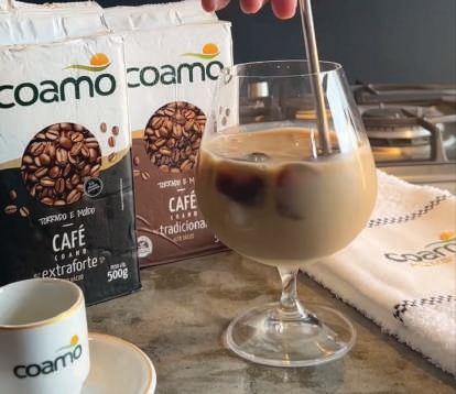 Preparo do caf&eacute; gelado, adicionando leite aos cubos de caf&eacute;