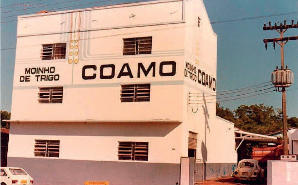 Moinho de trigo, primeira ind&uacute;stria da Coamo, inaugurado em 1975