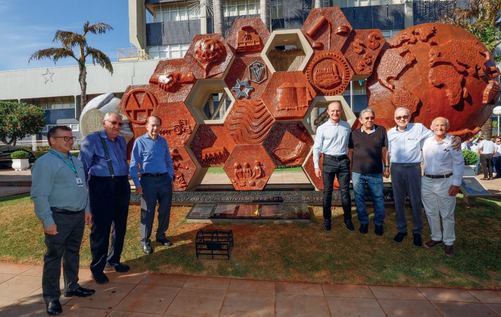 Monumento aos pioneiros revitalizado com mapa-m&uacute;ndi e colmeia em destaque