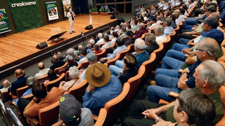 Plateia assistindo a palestra