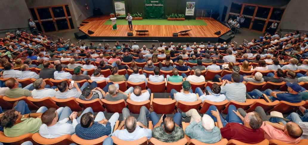 Vis&atilde;o geral do audit&oacute;rio durante o encontro dos Comit&ecirc;s Educativos