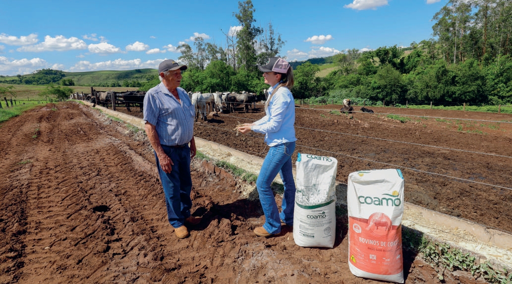 Cooperado Jos&eacute; Carlos Dadalto conversando com a m&eacute;dica veterin&aacute;ria Yasmin Bueno Bagini