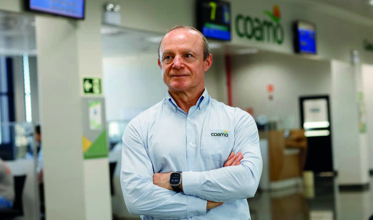 Airton Galinari, presidente Executivo da Coamo, de bra&ccedil;os cruzados em um escrit&oacute;rio.