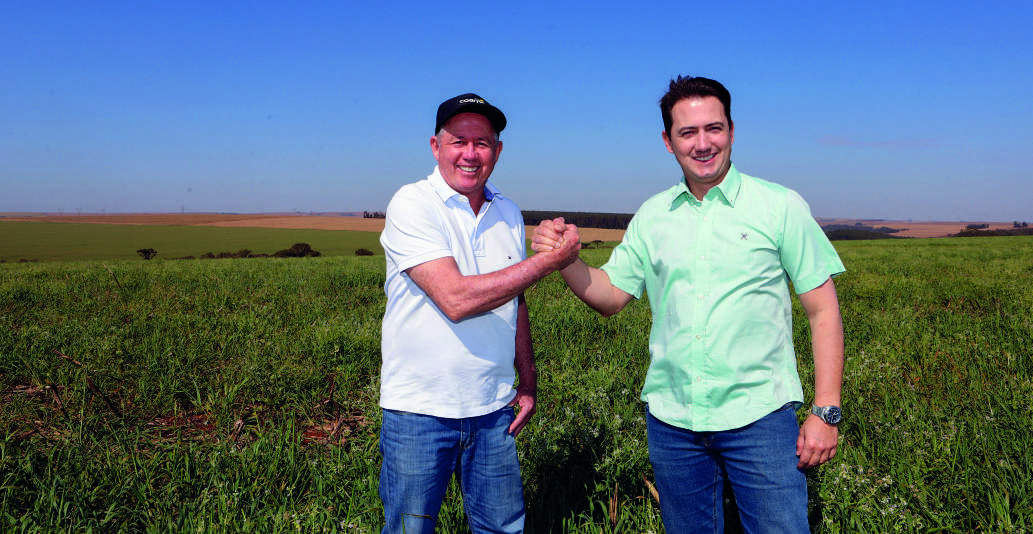 Carlos Chagas Ferreira e Carlos Eduardo apertando as m&atilde;os no campo