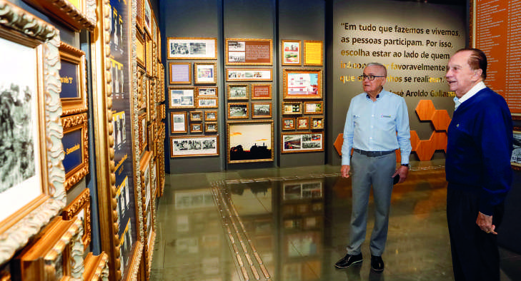 Antonio S&eacute;rgio Gabriel e Jos&eacute; Aroldo Gallassini observam a exposi&ccedil;&atilde;o no Memorial Coamo.