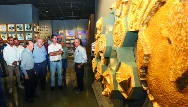 Alunos e professora do Col&eacute;gio Estadual Adaucto da Silva Rocha em visita ao memorial.