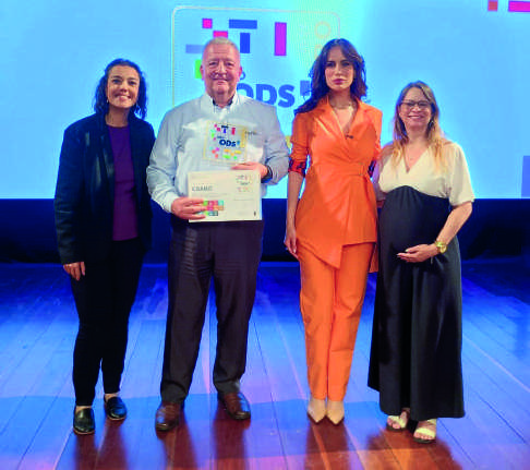 Representantes da Coamo recebendo o pr&ecirc;mio Selo ODS Ouro.