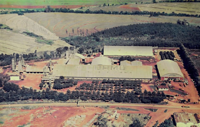 Foto aérea antiga do entreposto da Coamo em Engenheiro Beltrão na década de 1980.