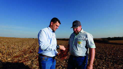 Engenheiro agrônomo, Victor Moura, com Calebe Negri.