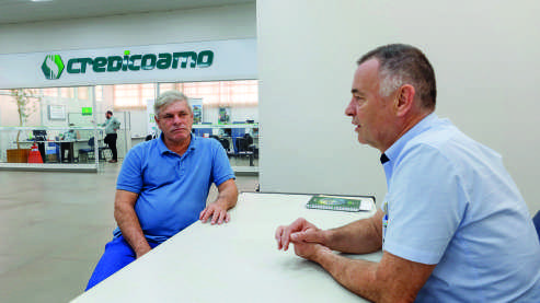Cooperado Mauro César Volponi dos Santos com o gerente da Coamo em Engenheiro Beltrão, Antonio Carlos Mazzei