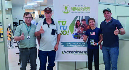 Três gerações: o Futuro Coop Bruno Schneider com o avô Arno e o pai Jorge, em Dez de Maio (PR)